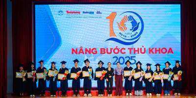 Sinh viên Y khoa HIU nhận học bổng Nâng bước thủ khoa 2025