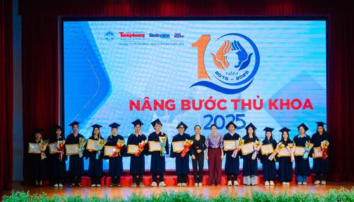 Sinh viên Y khoa HIU nhận học bổng Nâng bước thủ khoa 2025