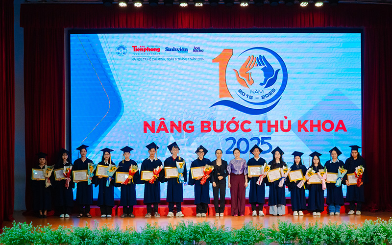 Sinh viên Y khoa HIU nhận học bổng Nâng bước thủ khoa 2025