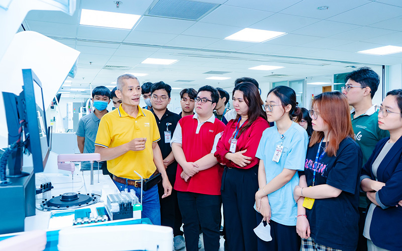 Sinh viên Xét nghiệm Y học HIU tiếp cận công nghệ chẩn đoán hiện đại tại Tập đoàn Roche