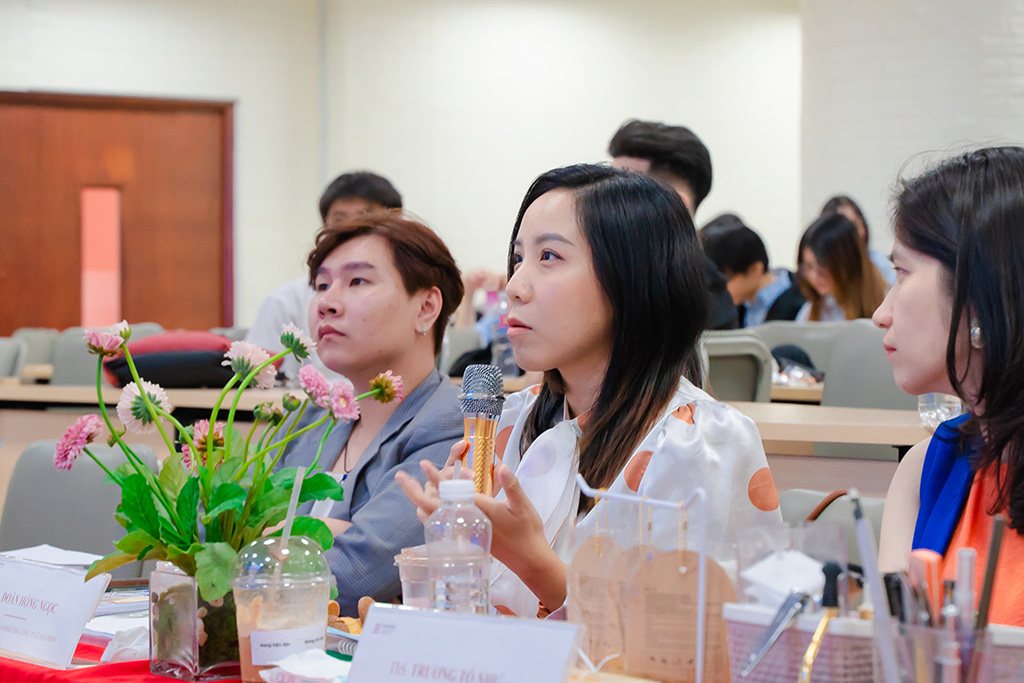 Đại diện doanh nghiệp trao đổi, góp ý và đánh giá các dự án truyền thông của sinh viên tại Final Pitching Day 2026