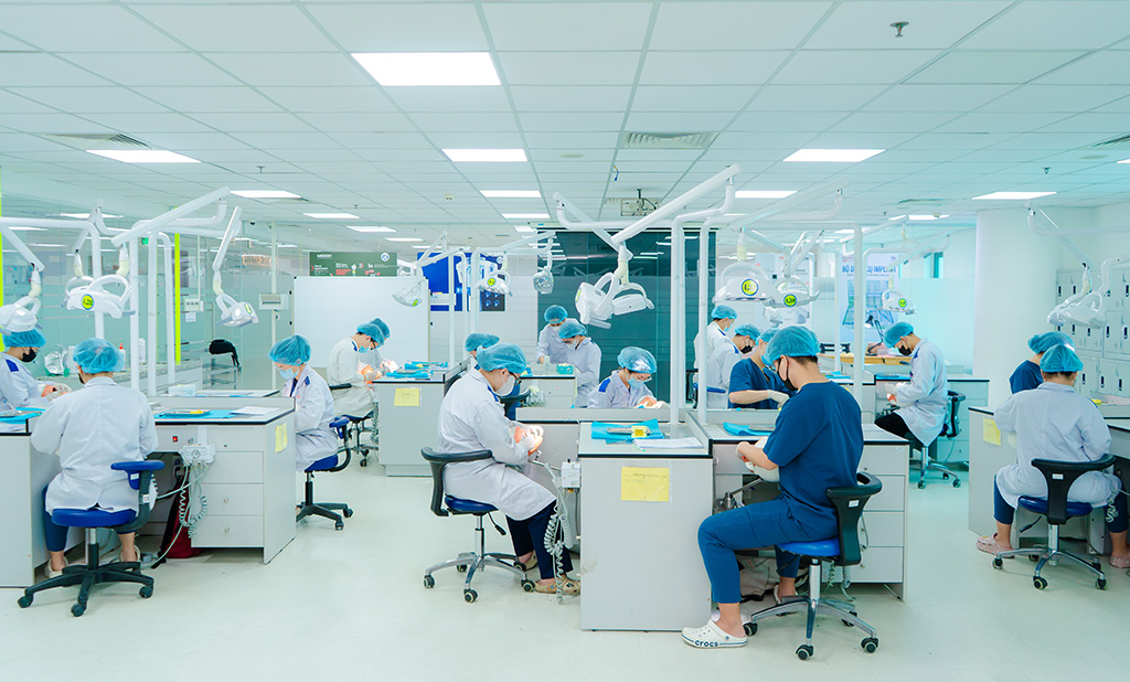 Sinh viên Răng Hàm Mặt  thực hành trên phantom