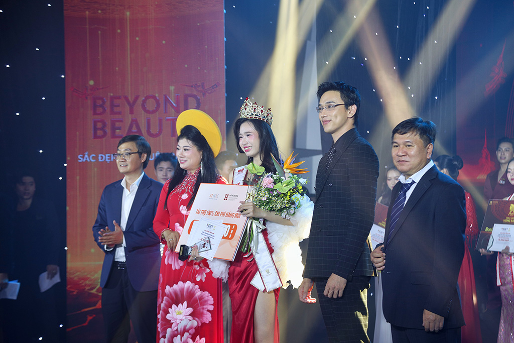 Nguyễn Ngọc Khánh Tiên – sinh viên ngành Truyền thông Đa phương tiện, Khoa Khoa học xã hội đăng quang Miss HIU 2026.