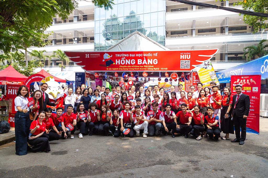 Giảng viên và chuyên viên tuyển sinh HIU trực tiếp giải đáp thắc mắc của học sinh về ngành học, phương thức xét tuyển và cơ hội nghề nghiệp.