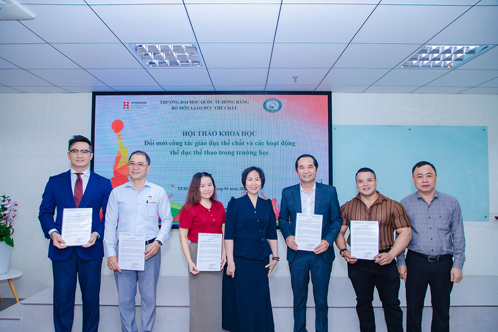 Ban tổ chức trao thư cảm ơn cho các báo cáo viên tham gia trình bày tại hội thảo khoa học.