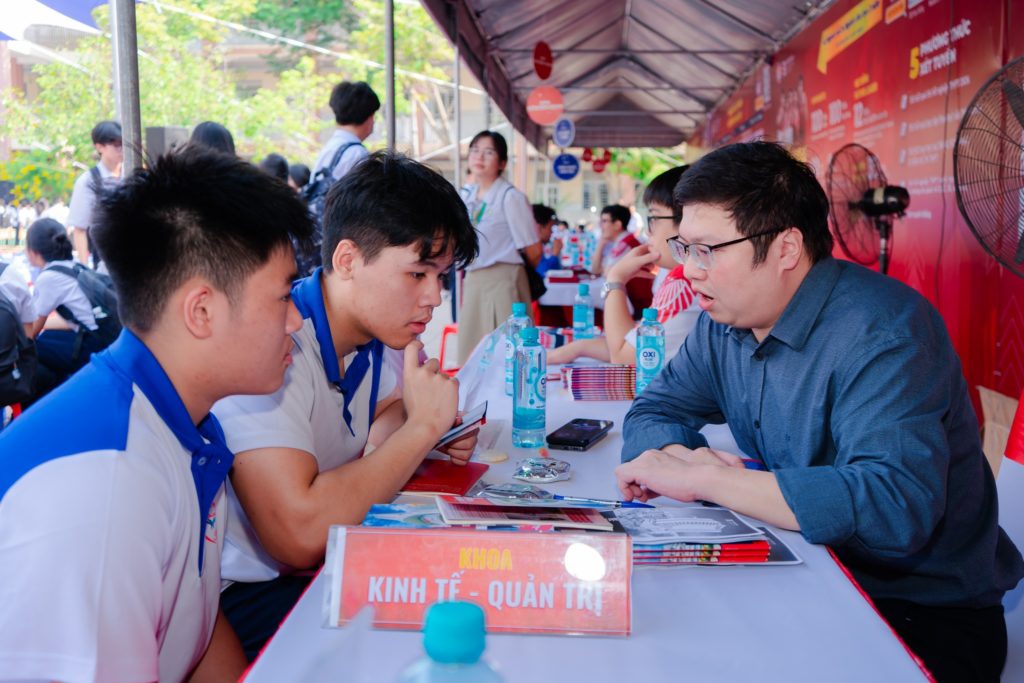 Làm sao để vượt qua áp lực thi cử và chọn trường?