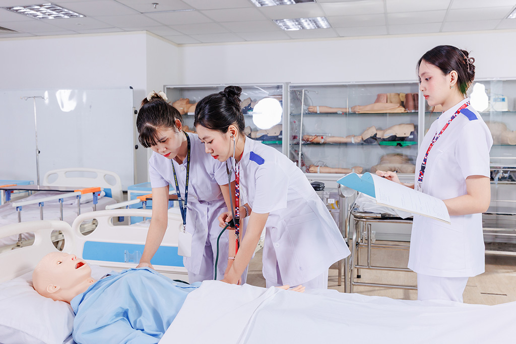 Ngành Điều dưỡng  tại Trường Đại học Quốc tế Hồng Bàng được đào tạo theo hướng chuyên sâu – thực tiễn – hội nhập quốc tế