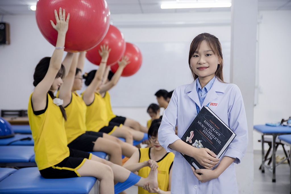 Sinh viên ra trường có thể làm việc trong các bệnh viện, trung tâm phục hồi chức năng, hoặc tham gia giảng dạy, nghiên cứu y học