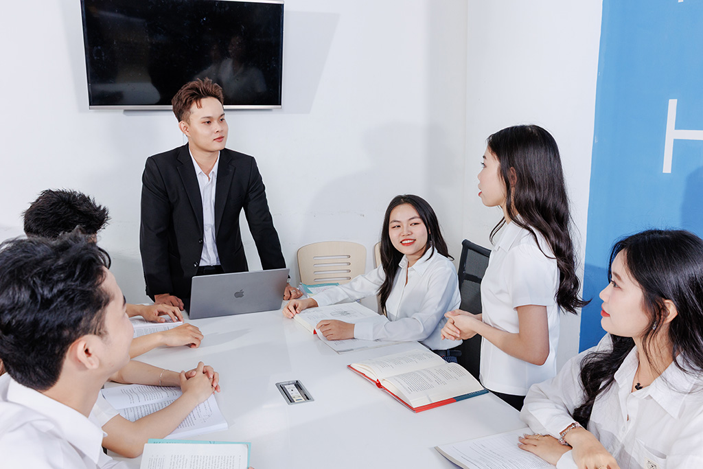 Sinh viên HIU khám phá các xu hướng tài chính mới nhất và ứng dụng công nghệ trong việc giải quyết vấn đề thực tế.