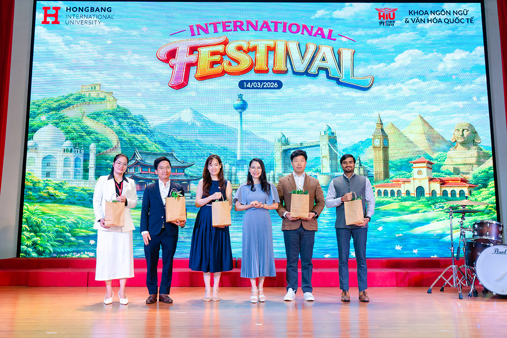 ThS. NCS Trần Thúy Trâm Quyên - Phó Hiệu trưởng (giữa) tặng quà cho các khách mời