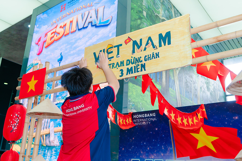 Gian hàng Việt Nam bên cạnh các gian hàng văn hóa của Nhật Bản, Hàn Quốc, Ấn Độ, Ai Cập, Trung Quốc và Anh tại Ngày hội