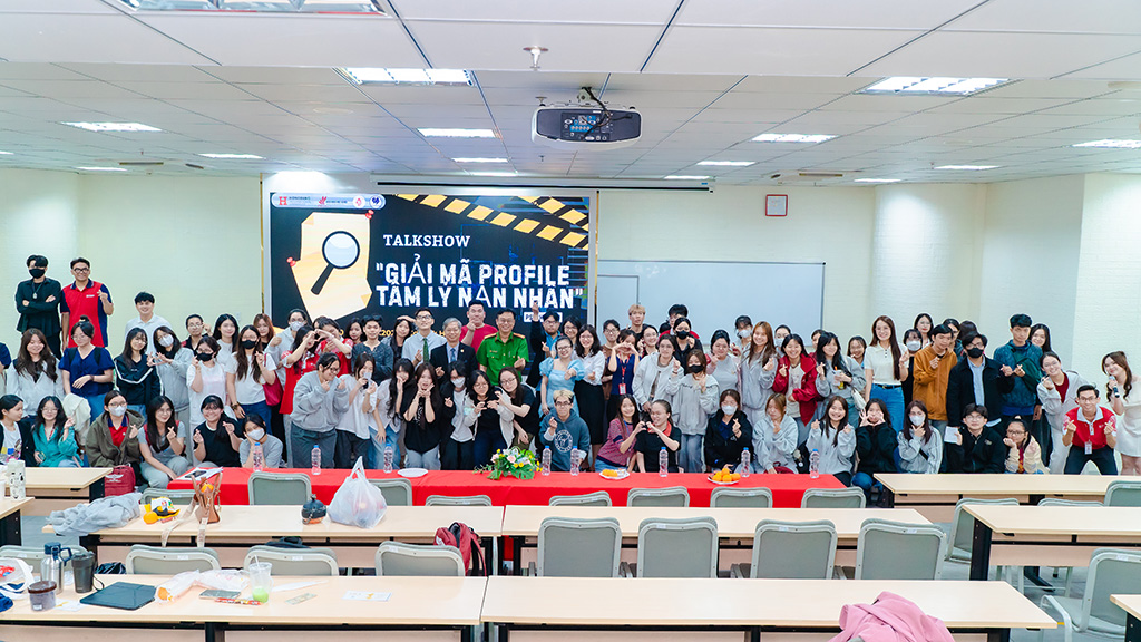 Diễn giả, giảng viên và sinh viên HIU chụp ảnh lưu niệm sau chương trình