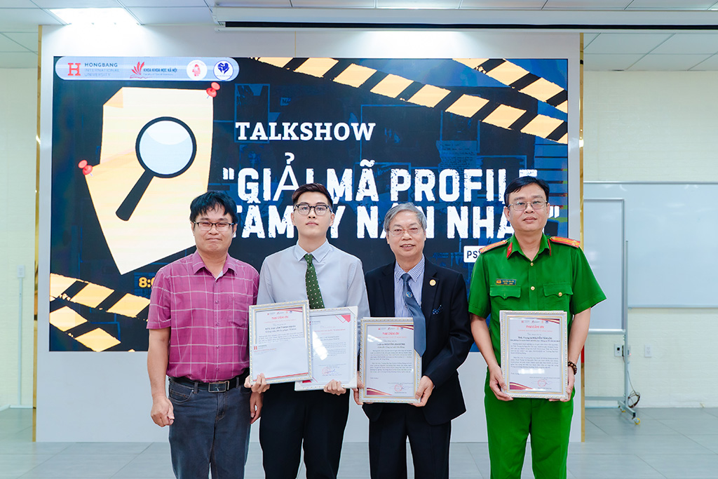 . Th.S Nguyễn Văn San – Phó Trưởng Khoa Khoa học xã hội (bìa trái)  trao thư cảm ơn đến các diễn giả tham gia talkshow “Giải mã profile tâm lý nạn nhân”