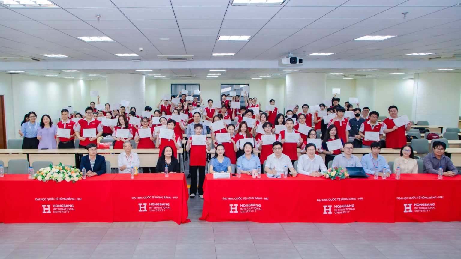 🌸Hội Sinh viên HIU hỗ trợ trao học bổng HIU FOUNDATION cho sinh viên có ...