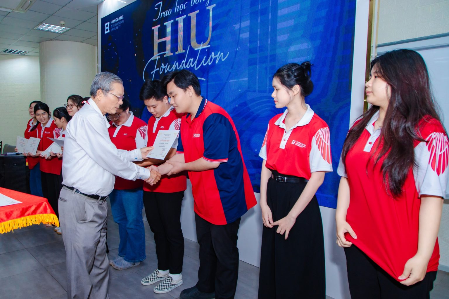 🌸Hội Sinh viên HIU hỗ trợ trao học bổng HIU FOUNDATION cho sinh viên có ...