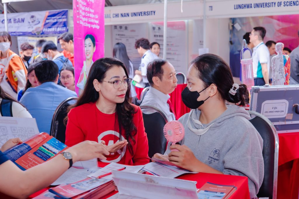 Học đại học gần nhà hay xa nhà