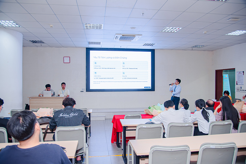 Báo cáo viên trình bày nghiên cứu khoa học tại hội nghị, chia sẻ các kết quả gắn với thực tiễn lâm sàng.