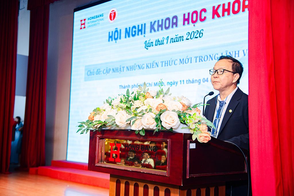 PGS.TS.BS Hà Văn Thiệu – Trưởng Khoa Y phát biểu khai mạc hội nghị, nhấn mạnh vai trò của nghiên cứu khoa học trong đào tạo y khoa.