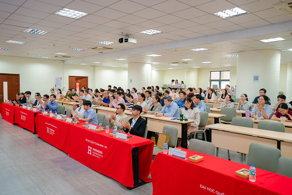 Toàn cảnh hội nghị với sự tham dự của đông đảo chuyên gia, giảng viên, học viên và sinh viên.