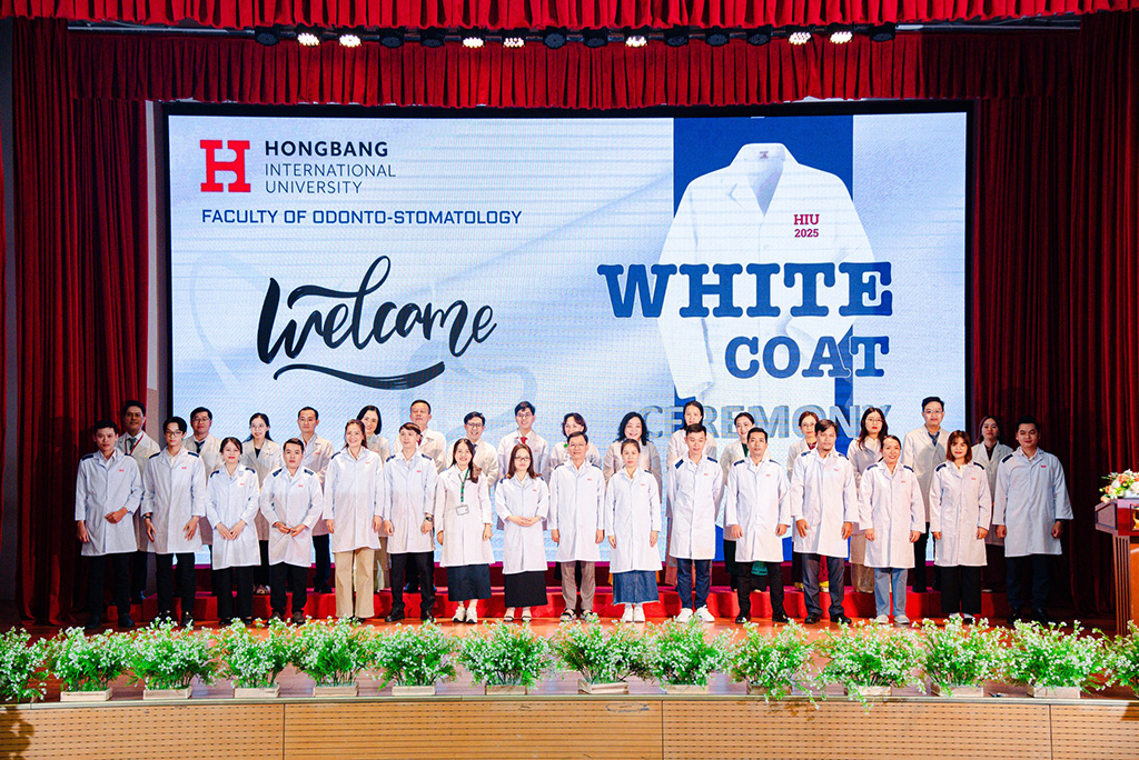Thầy cô lãnh đạo khoa Răng Hàm Mặt trao áo blouse trắng cho sinh viên K25