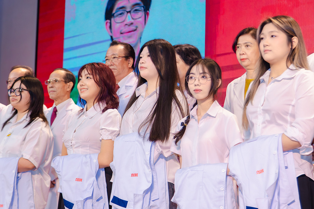 Các bạn sinh viên trân trọng giấy phút ý nghĩa đánh dấu bước ngoặt mới của cuộc đời