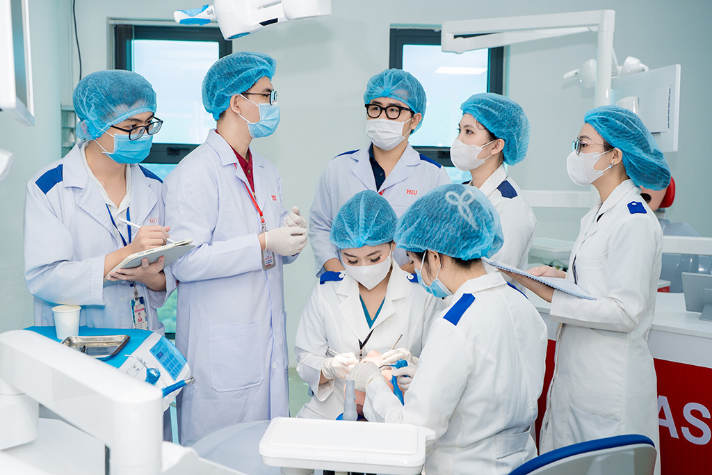 Sinh viên được trang bị nền tảng kiến thức về khoa học cơ bản, y sinh học và giải phẫu – sinh lý răng hàm mặt