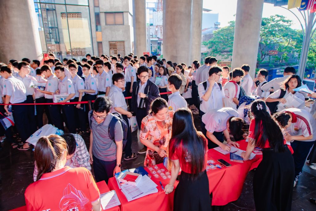 Thí sinh có được miễn lệ phí xét tuyển đại học 2026