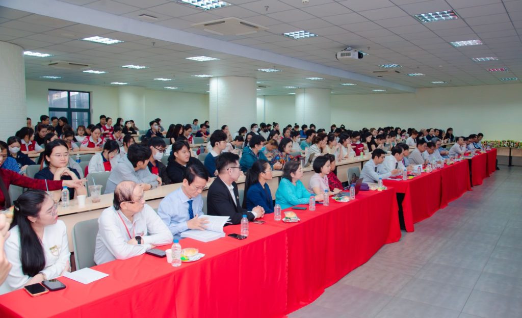 Hội nghị thu hút sự tham dự của các chuyên gia, giảng viên, nhà nghiên cứu và sinh viên quan tâm đến tác động của AI đối với việc làm tương lai.