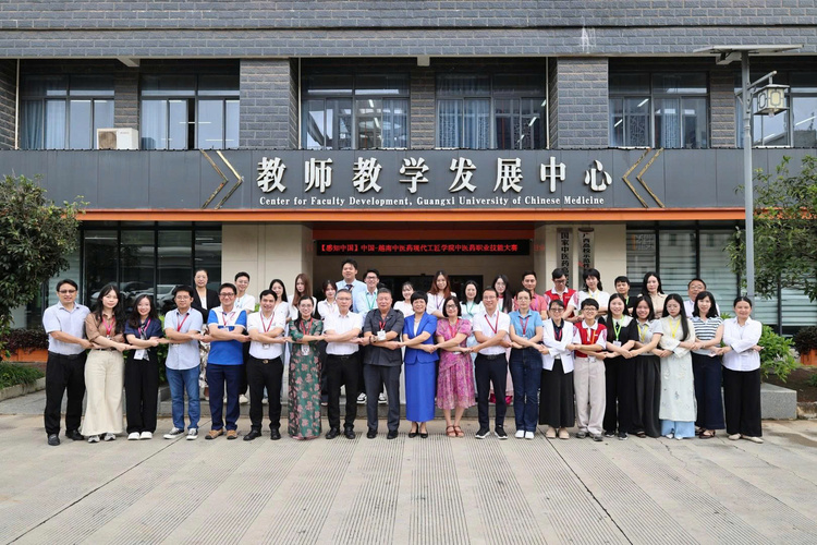 Sinh viên HIU giành Huy chương Vàng cuộc thi Y học cổ truyền tại Trung Quốc