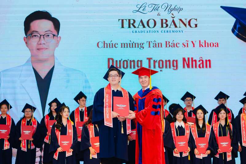 HIU trao bằng cho khóa Bác sĩ Y khoa đầu tiên