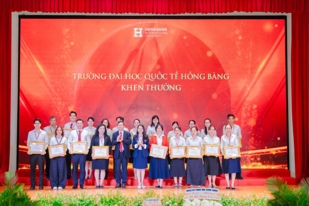 Có thể là hình ảnh về văn bản cho biết 'HHONGRANG H HONGBANG HONG INTERNATIONA UNIVERSIT TRƯỜNG ĐẠI HOC QUỐC TẾ HỒNG BÀNG THƯỞNG דוב Kлoa ИTP PHC 生7国目 eHuc HANG GS. BS, Plam hanVanLinh'