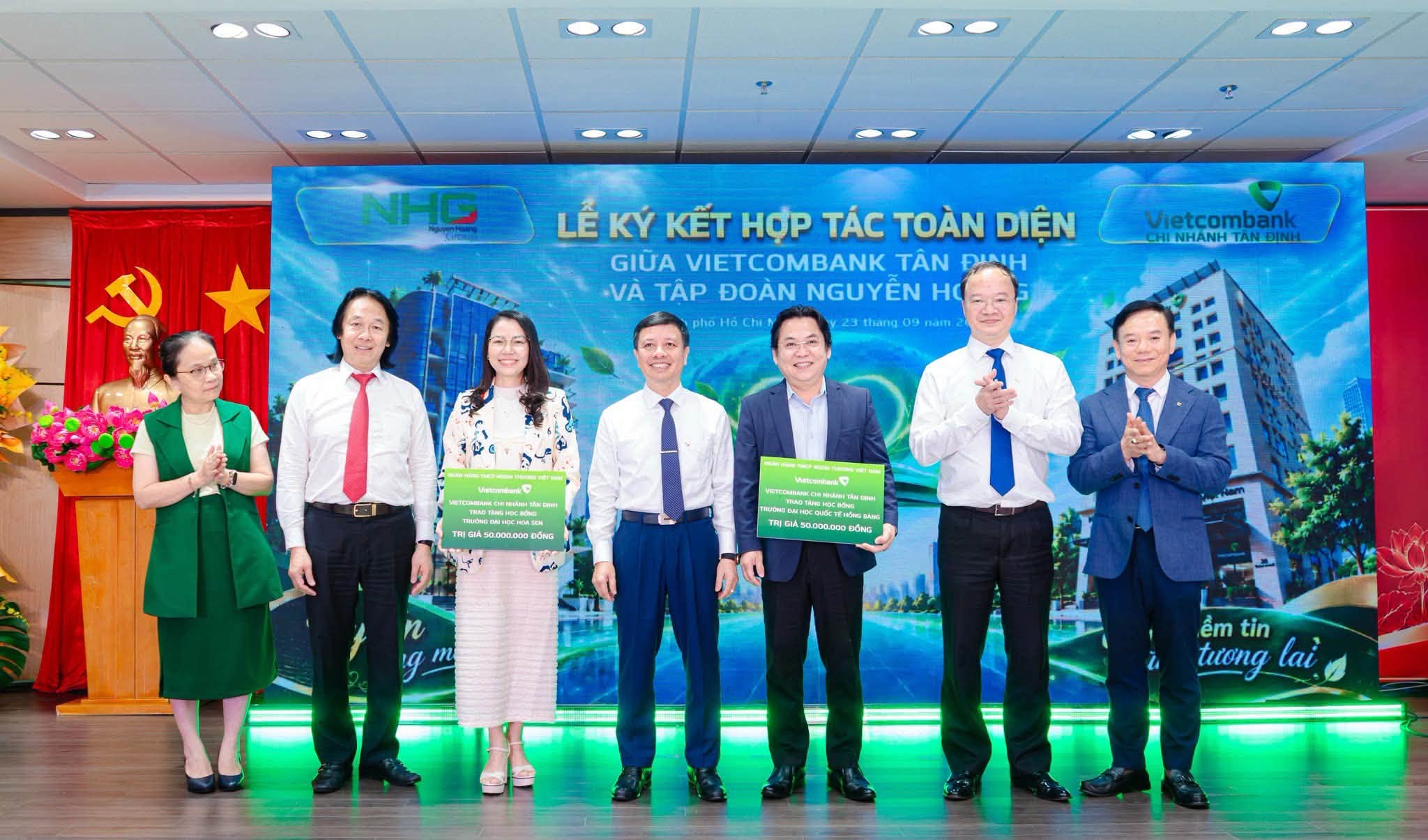 Vietcombank trao học bổng cho sinh viên HIU trong khuôn khổ hợp tác với NHG