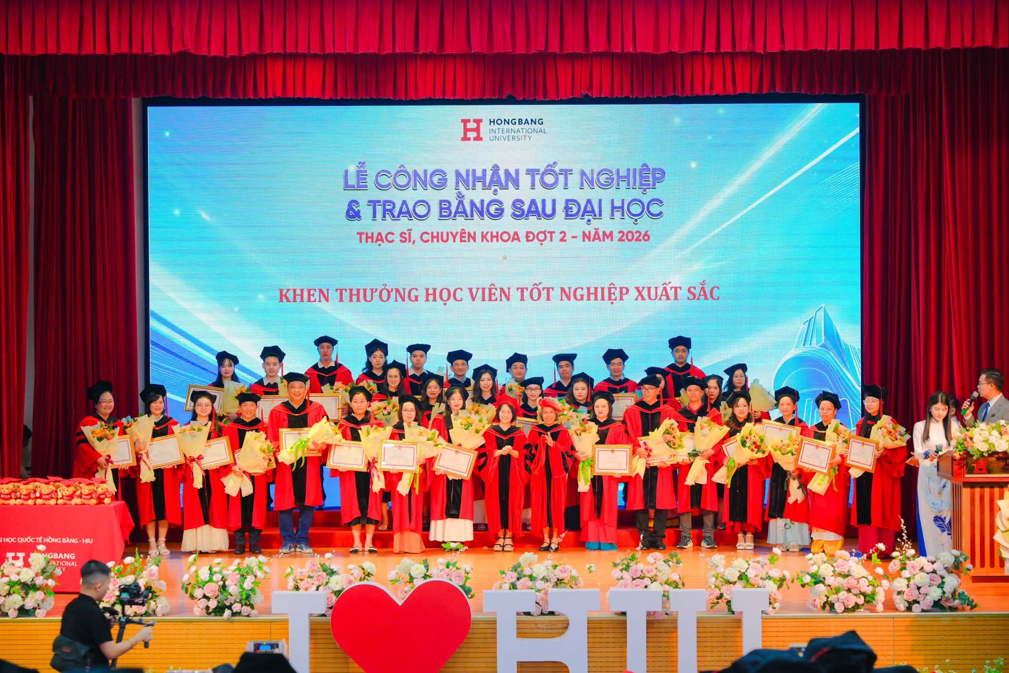 HIU trao bằng tốt nghiệp cho 426 Thạc sĩ và Chuyên khoa cấp I, nhấn mạnh học tập suốt đời