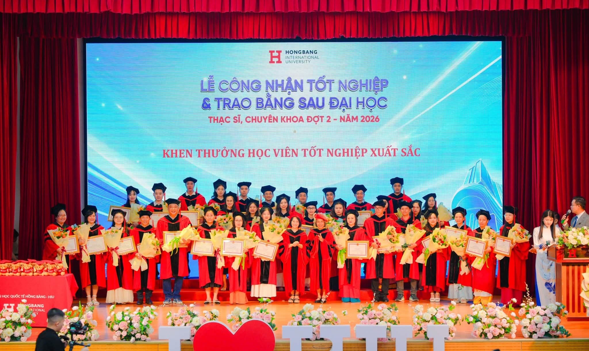 HIU trao bằng tốt nghiệp cho 426 Thạc sĩ và Chuyên khoa cấp I, nhấn mạnh học tập suốt đời